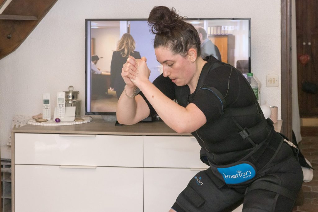 personne avec machine d'électrostimulation