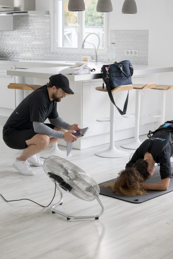 personne avec machine d'électrostimulation